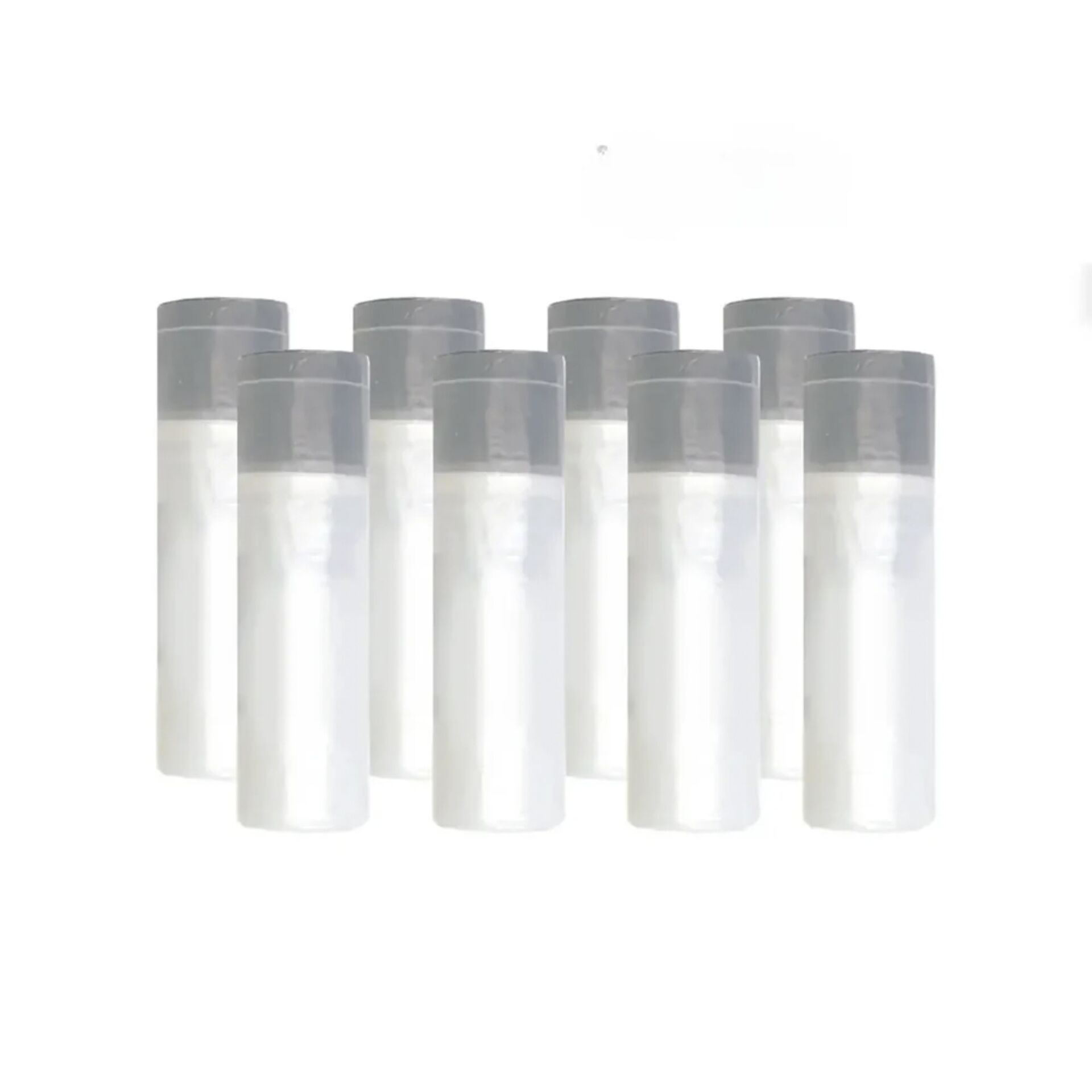 Acht transparente Lippenbalsam-Behälter mit grauen Kappen, ideal für DIY-Kosmetikprojekte