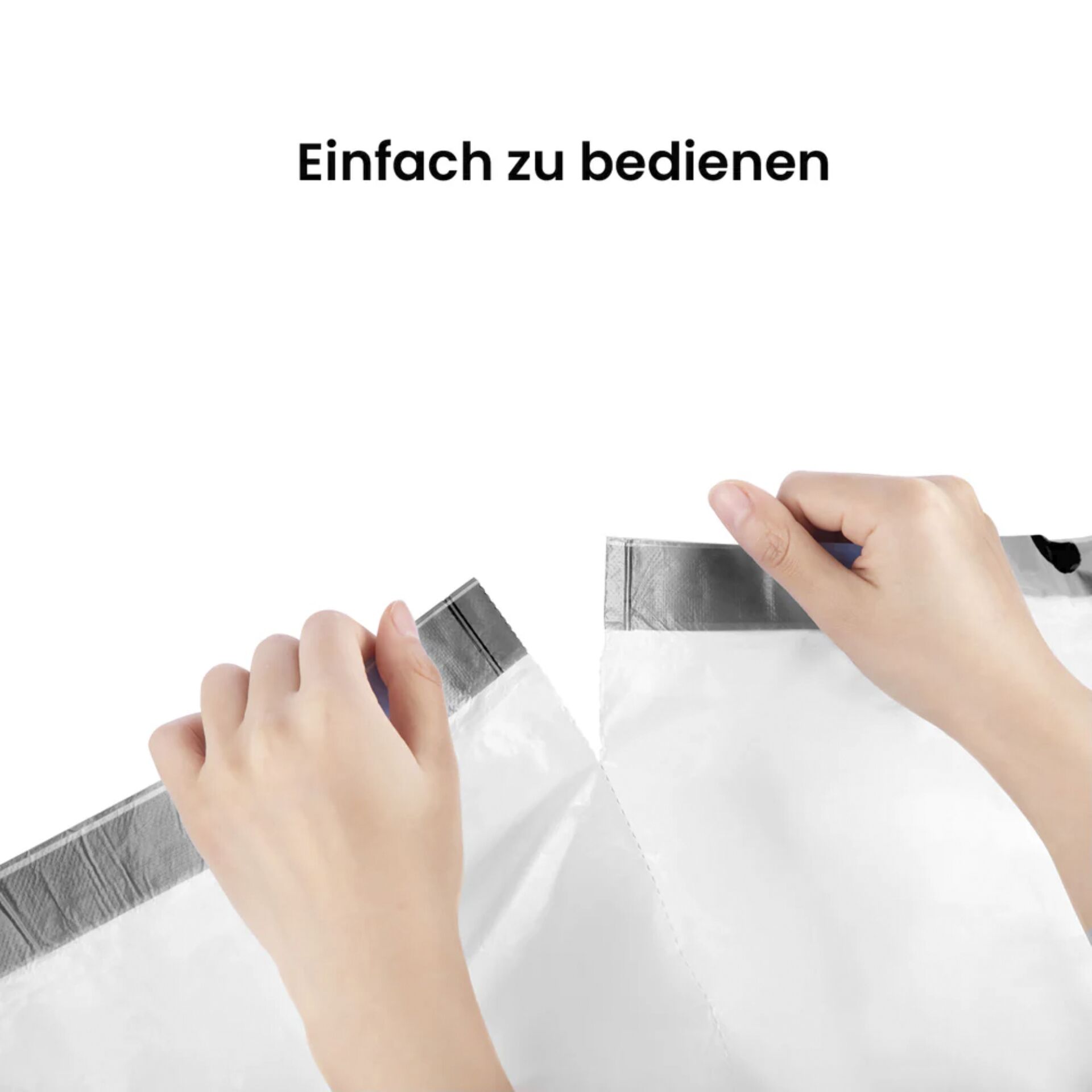 Hände öffnen eine Versandtasche mit leicht zu bedienendem Verschluss