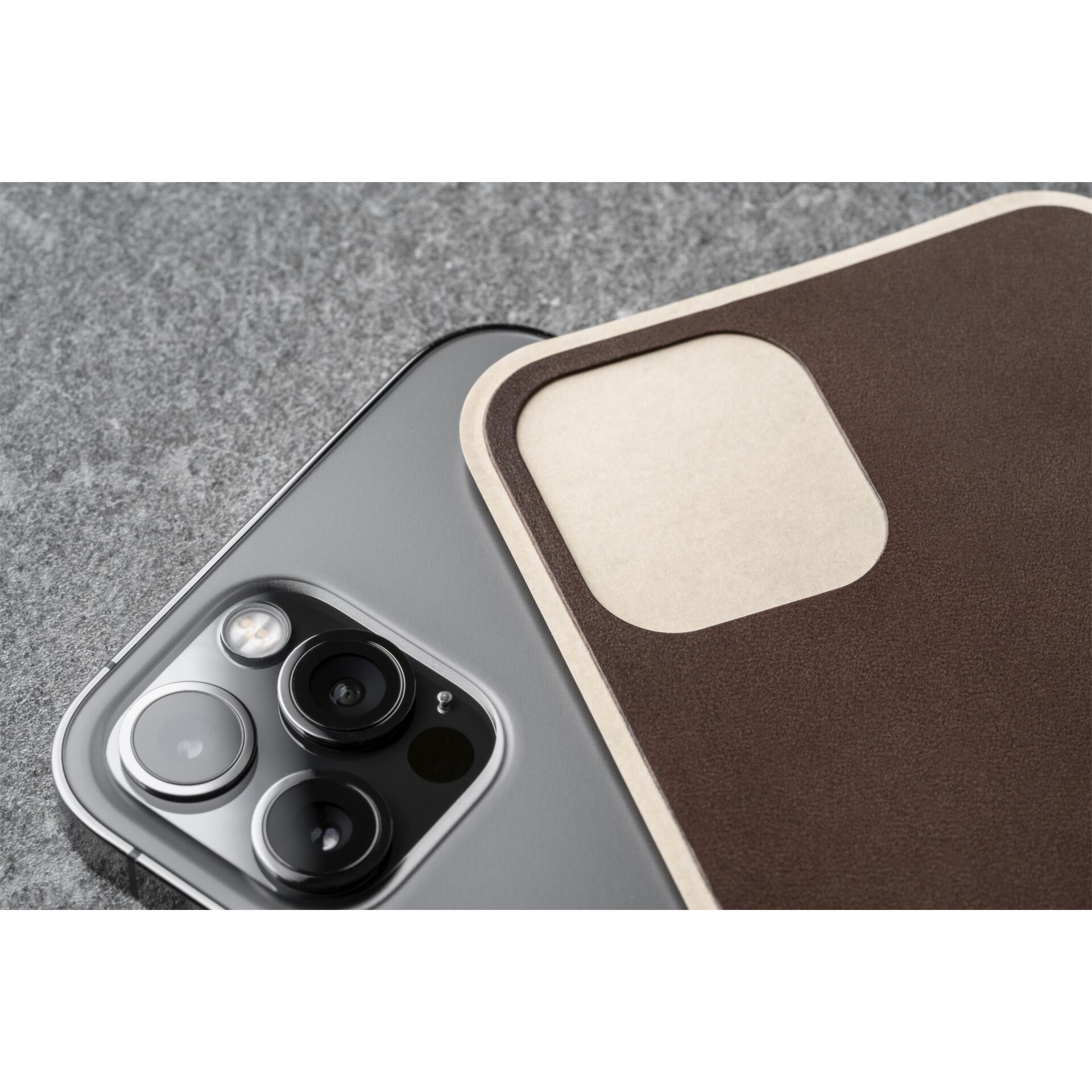 Nomad Leather Skin Rustic Brown iPhone 13 Pro 682103_14