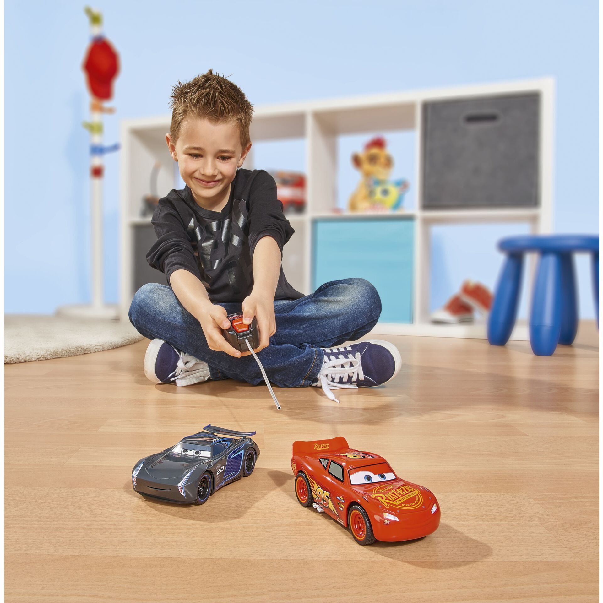 Jada RC Cars 3 Lightning McQueen 27 MHz 1:32            203081000 810854_04