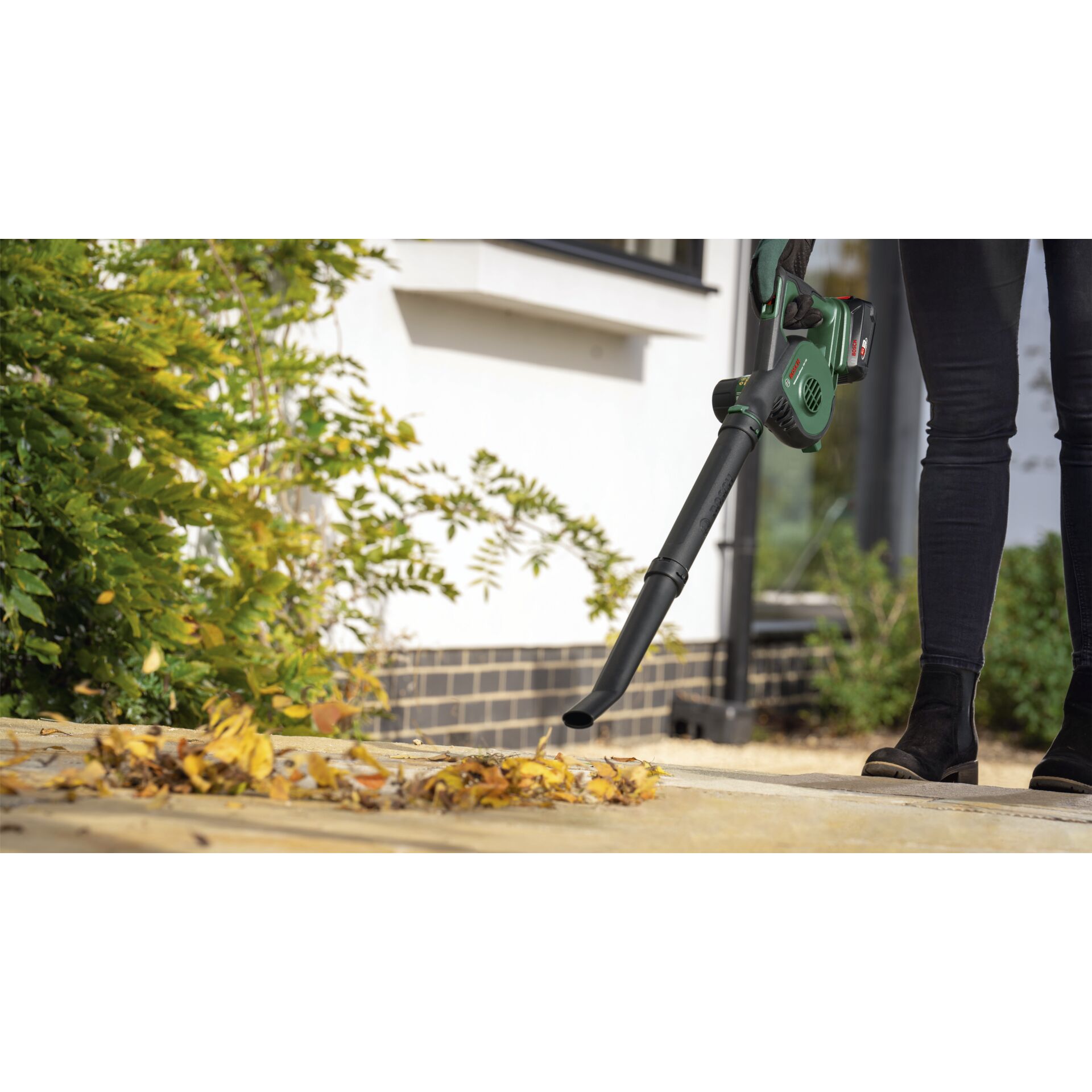 Bosch UniversalLeafBlower 18V-130 Akku-Laubbläser solo