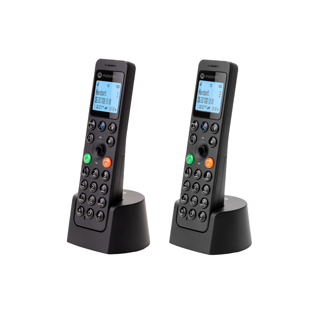Zwei kabellose Telefone auf Ladestationen mit beleuchtetem Display und Nummerntasten