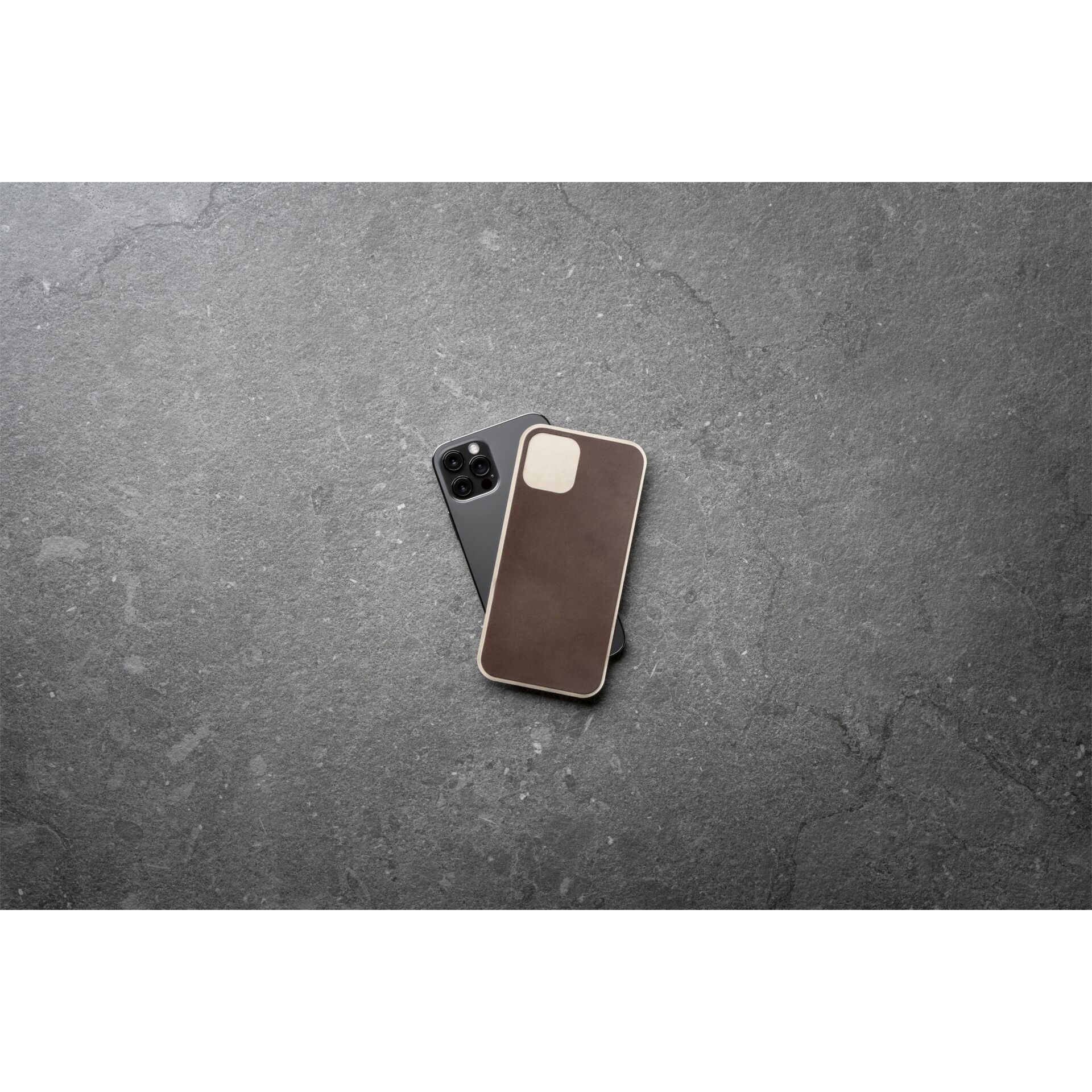 Nomad Leather Skin Rustic Brown iPhone 13 Pro 682103_05