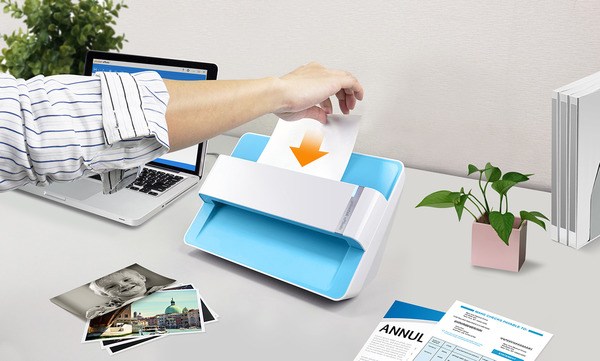 Person scannt Dokument mit kompaktem Desktop-Scanner