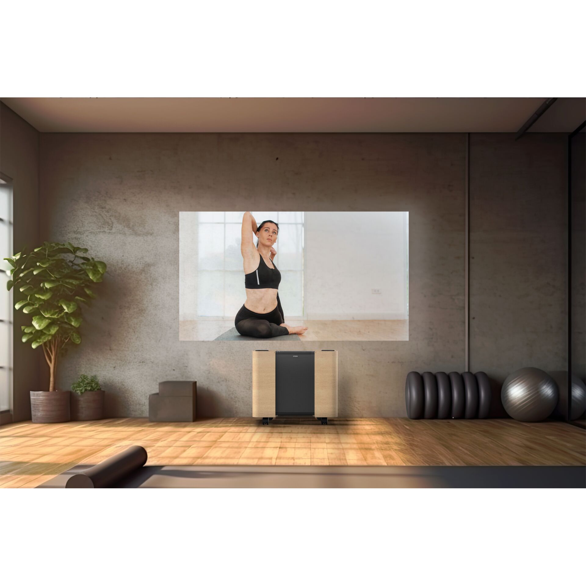 Ein stilvoll eingerichteter Fitnessraum mit einem Projektor, der eine Frau beim Yoga zeigt. Der Raum verfügt über Holzboden, Übungsbälle und Pflanzen.
