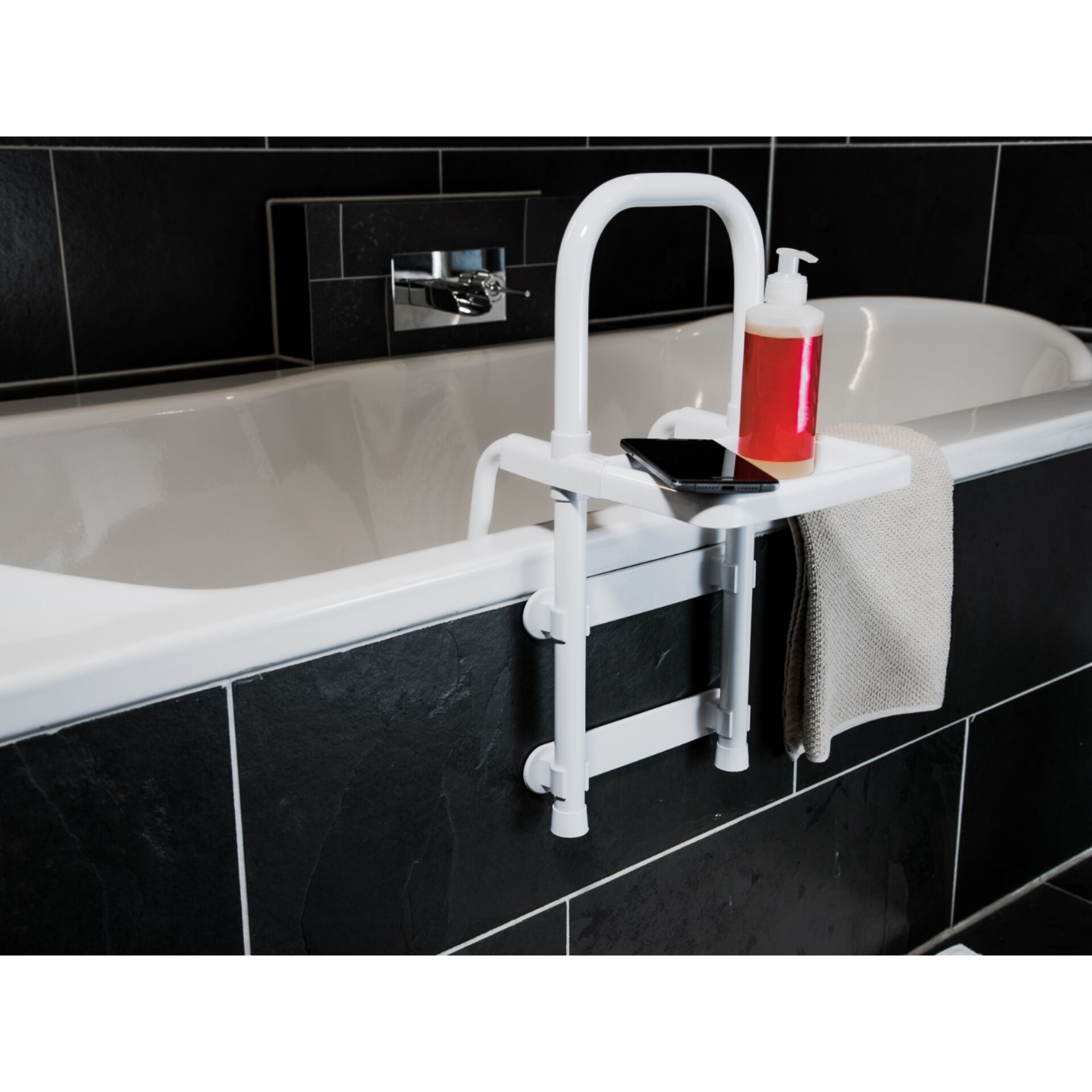 Badewannengriff mit Ablage, Flasche und Handtuch in modernem Badezimmer