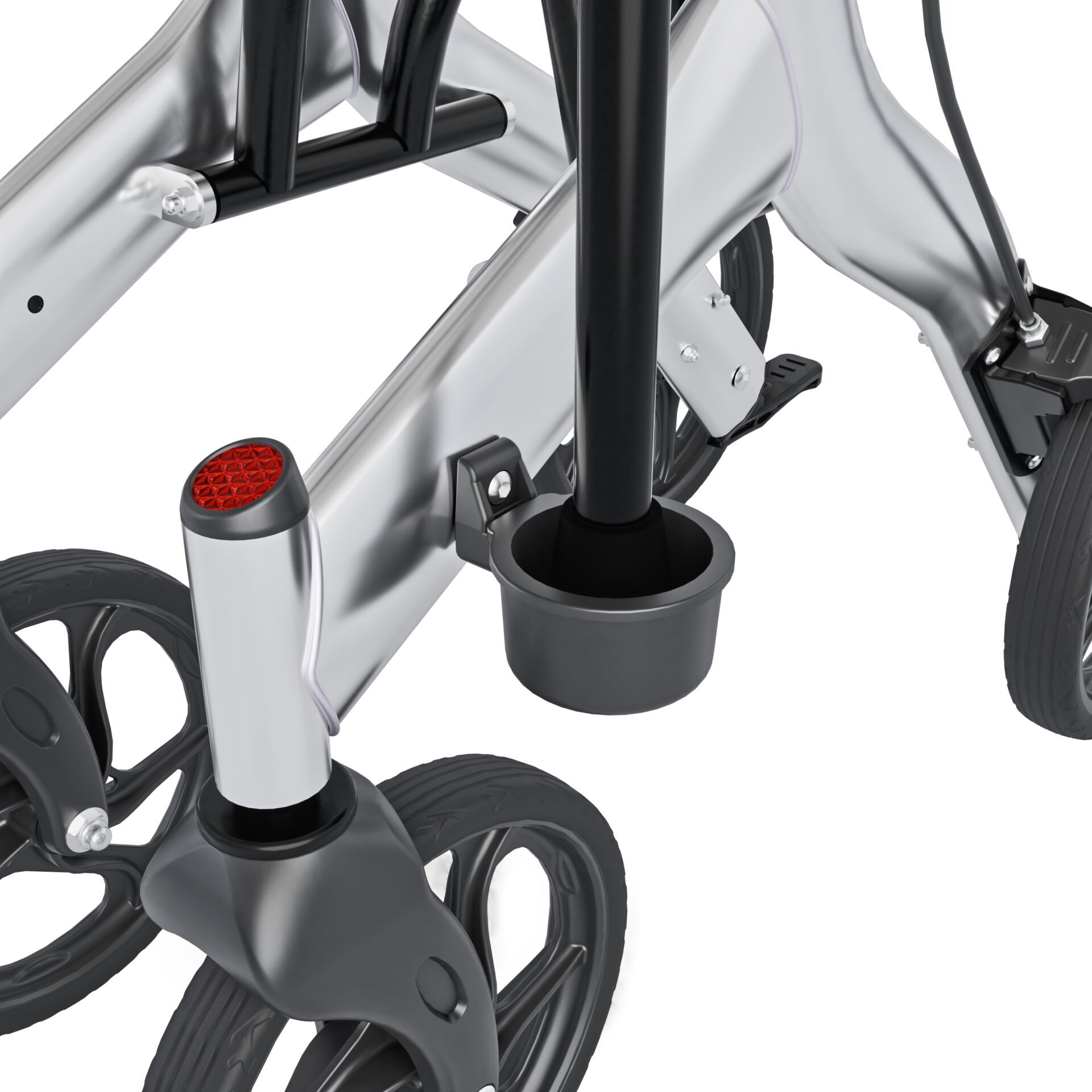 Nahaufnahme eines Rollators mit Reflektor, Stockhalter und stabilen Rädern auf weißem Hintergrund