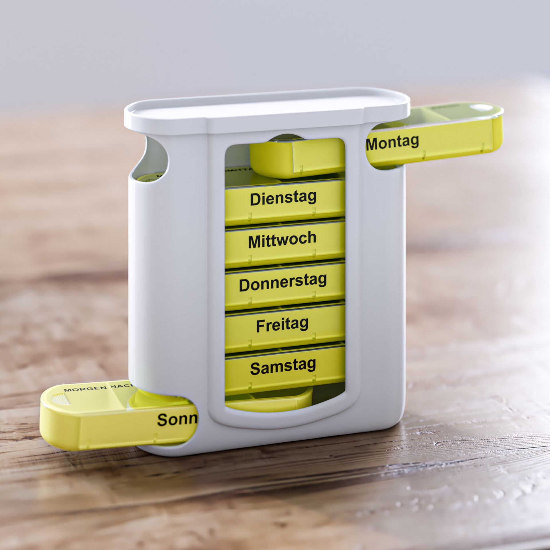 Ein Tablettenorganizer mit Fächern für jeden Wochentag, gestaltet in Weiß und Gelb, auf einem Holztisch.