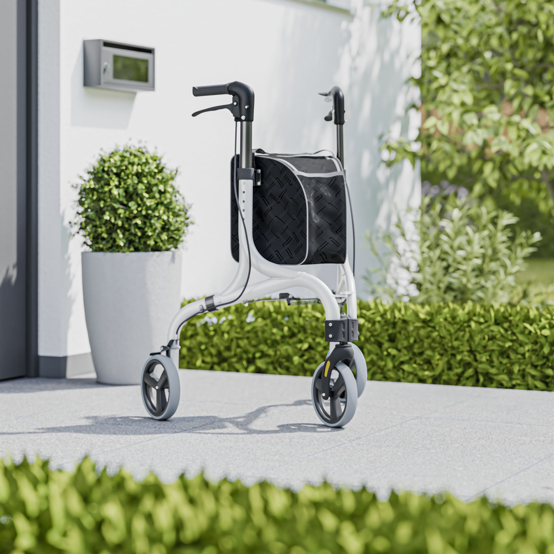 Ein moderner Rollator steht auf einer Terrasse neben einem weißen Blumentopf mit grüner Pflanze, umgeben von Hecken.