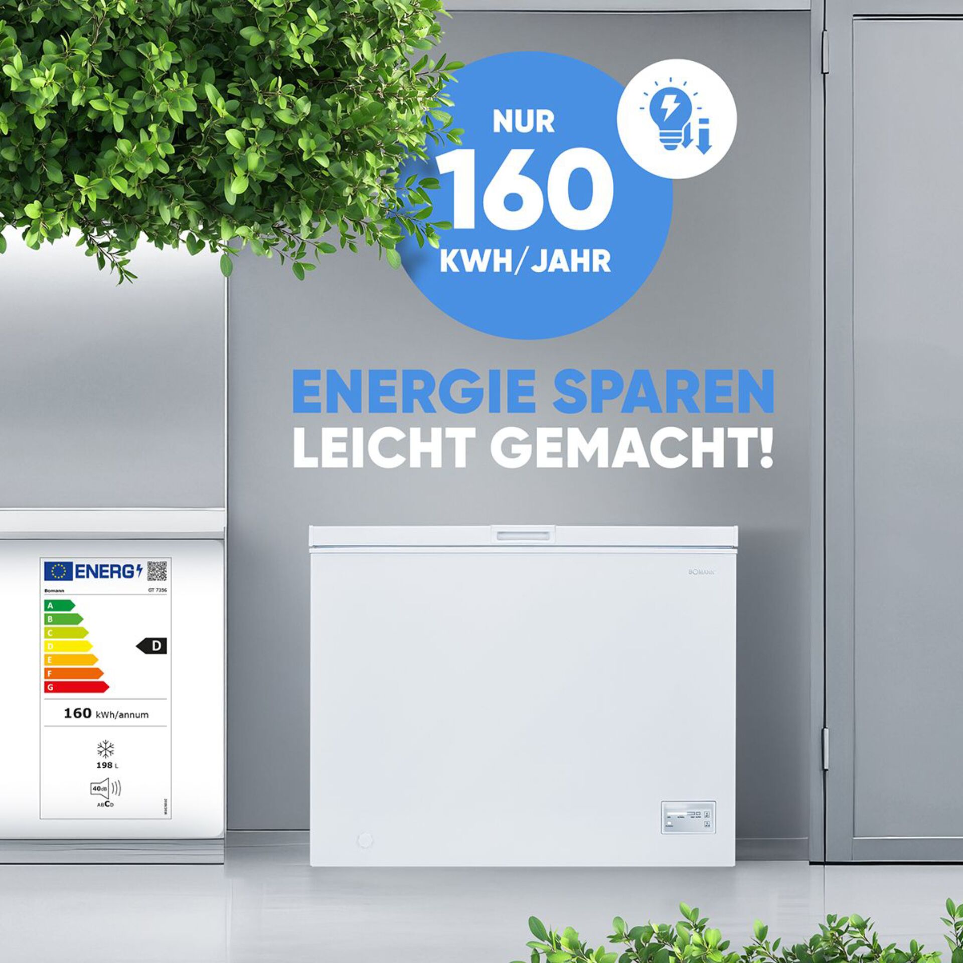 Gefrierschrank in weißer Farbe mit Energielabel und grünem Pflanzenhintergrund, zeigt Energieverbrauch von 160 kWh im Jahr