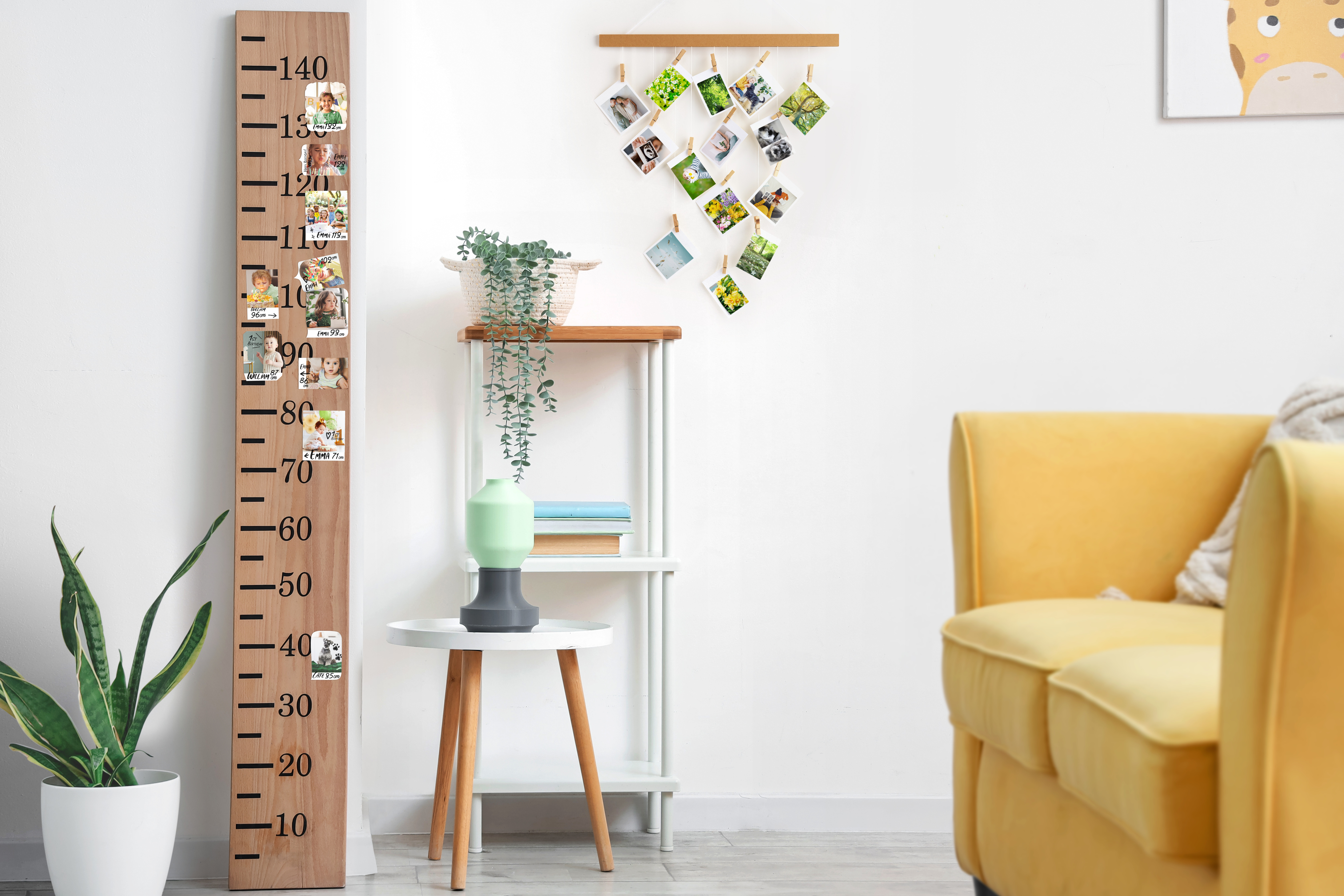 Gemütliches Kinderzimmer mit einem Holzmessstab, gelbem Sessel und dekorativen Pflanzen