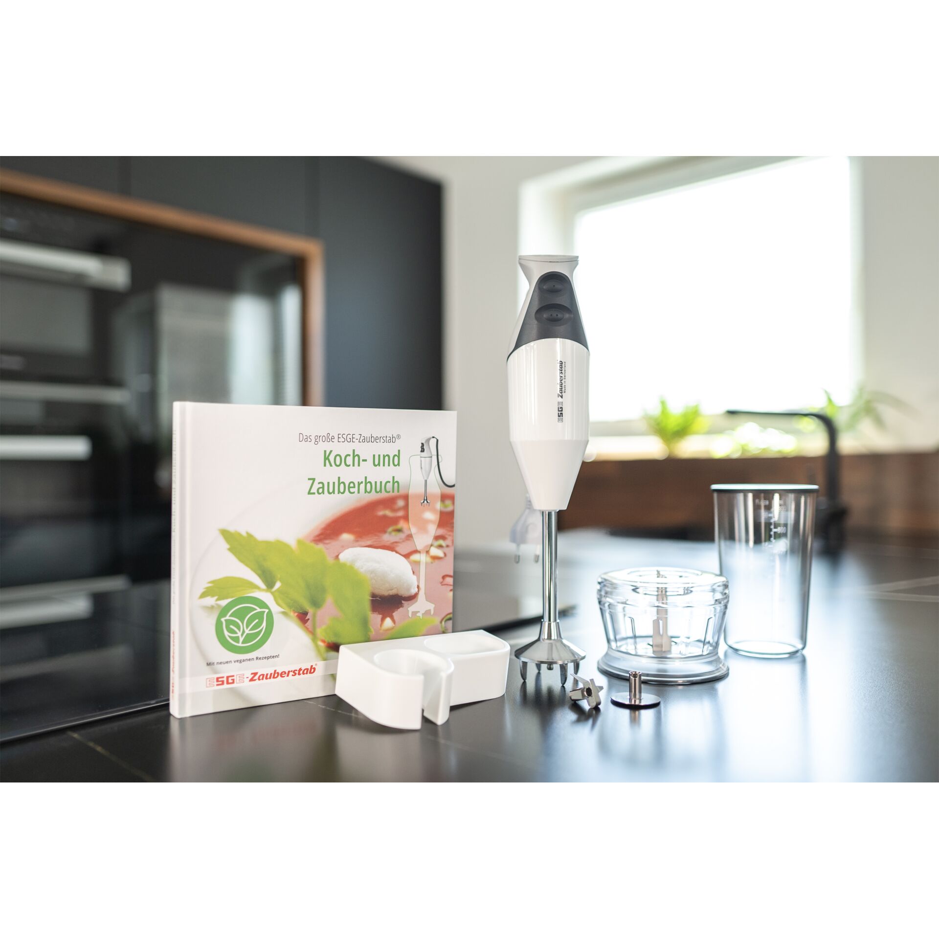 ESGE-Zauberstab Stabmixer-Set bestehend aus Stabmixer, Becher, Zerkleinereraufsatz und Kochbuch, auf einer Küchenarbeitsplatte platziert