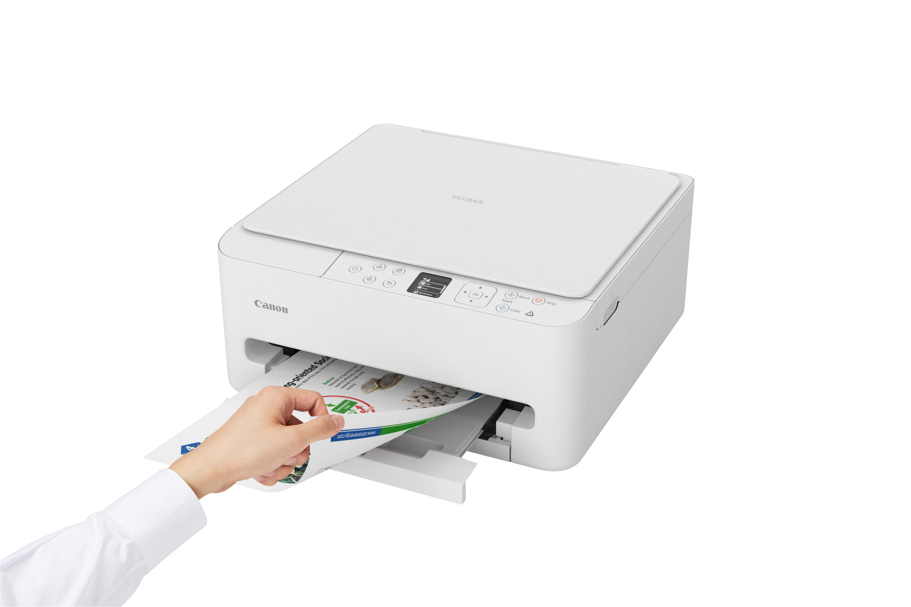 Eine Hand entnimmt ein frisch bedrucktes Blatt aus einem modernen weißen Drucker
