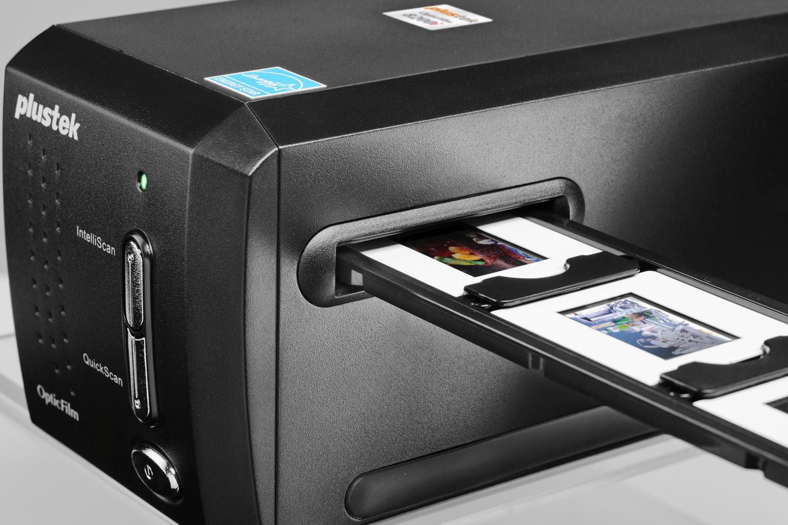 Schwarzer Plustek Filmscanner mit eingelegten Dias