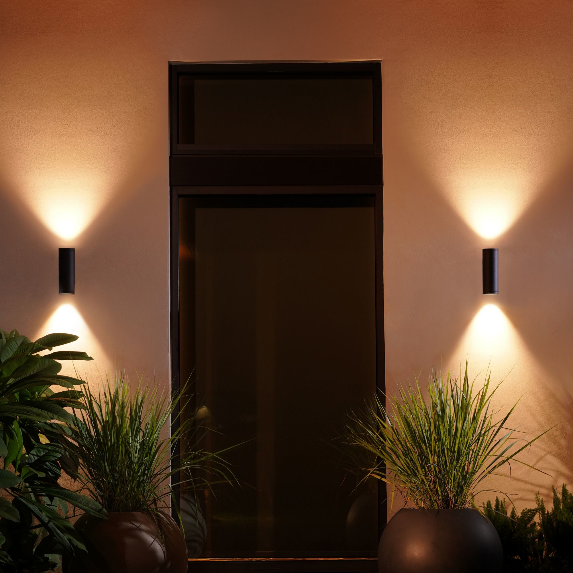 Philips Hue White & Col. Amb. Appear Wandl. rund schw. 1200lm 77079466_5576114200