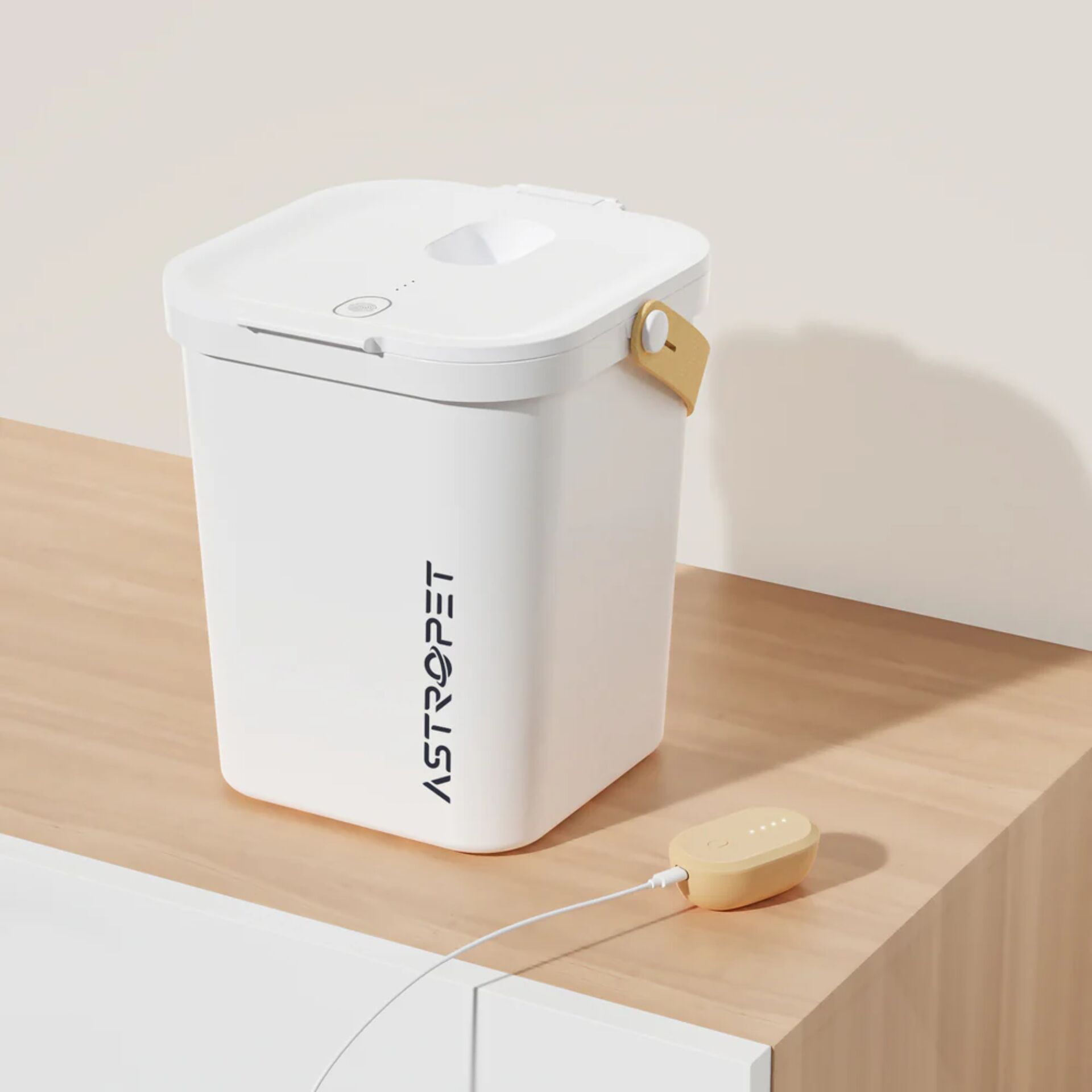 Weißer automatischer Futterspender mit Ladekabel auf Holzoberfläche