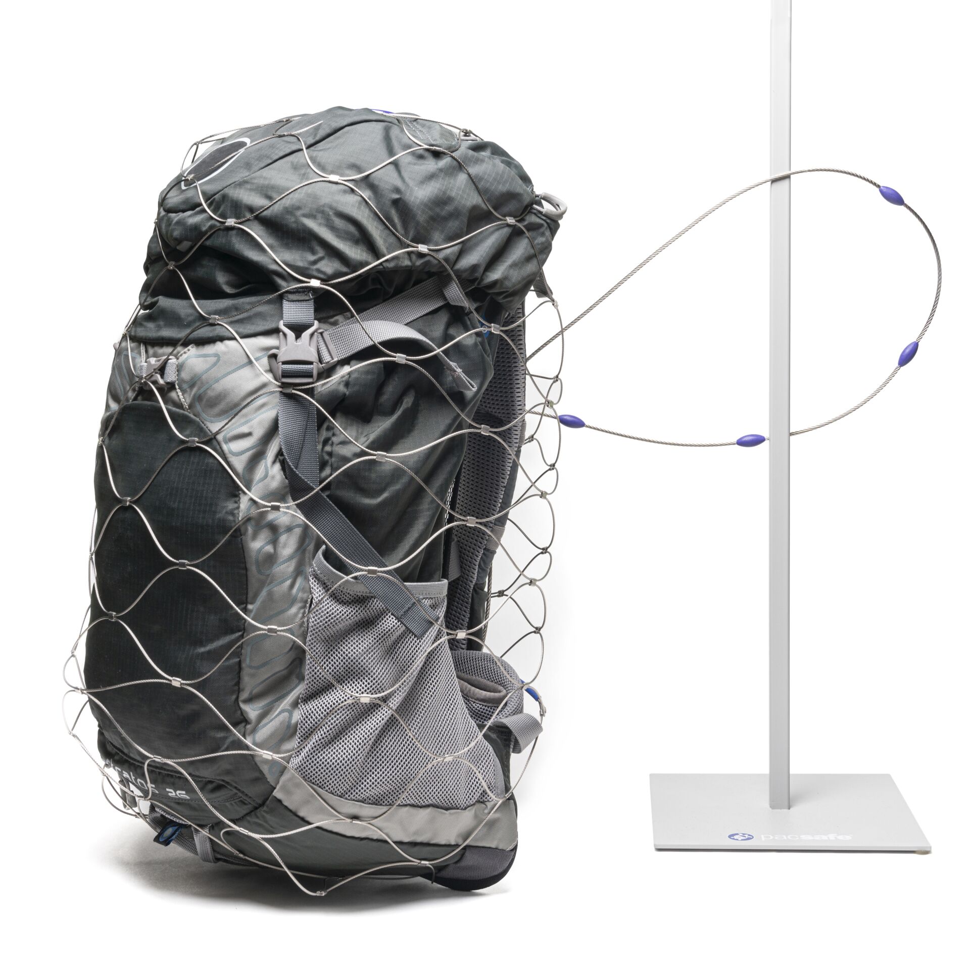 Ein Rucksack gesichert mit einem Diebstahlschutznetz und einem Kabel, befestigt an einem festen Standfuß. Ideal für den Schutz auf Reisen.