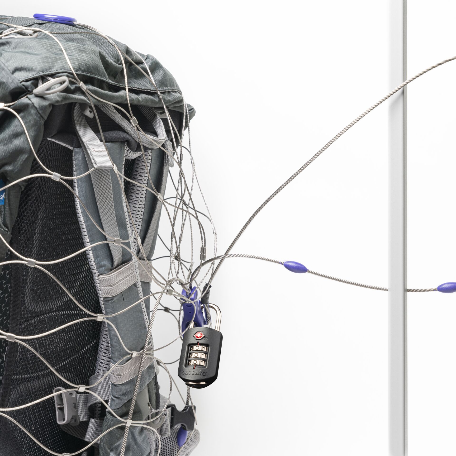 Sicherheitsschloss und Drahtnetz sichern einen Rucksack gegen Diebstahl