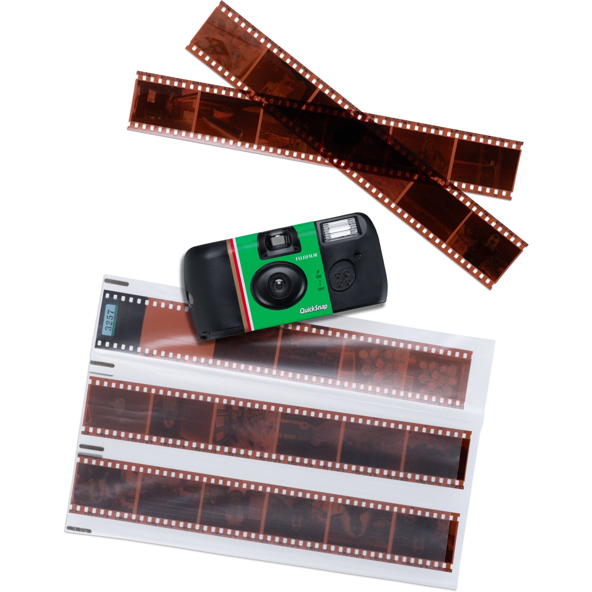 Einwegkamera mit grünem und schwarzem Design neben zwei Streifen entwickelter Filmnegative und einem Negativhalter auf weißem Hintergrund