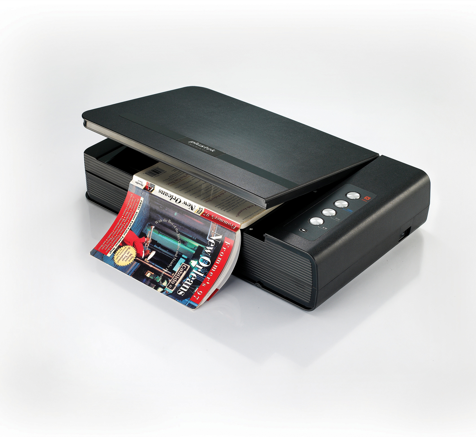 Flachbettscanner, der ein Magazin scannt, auf weißem Hintergrund